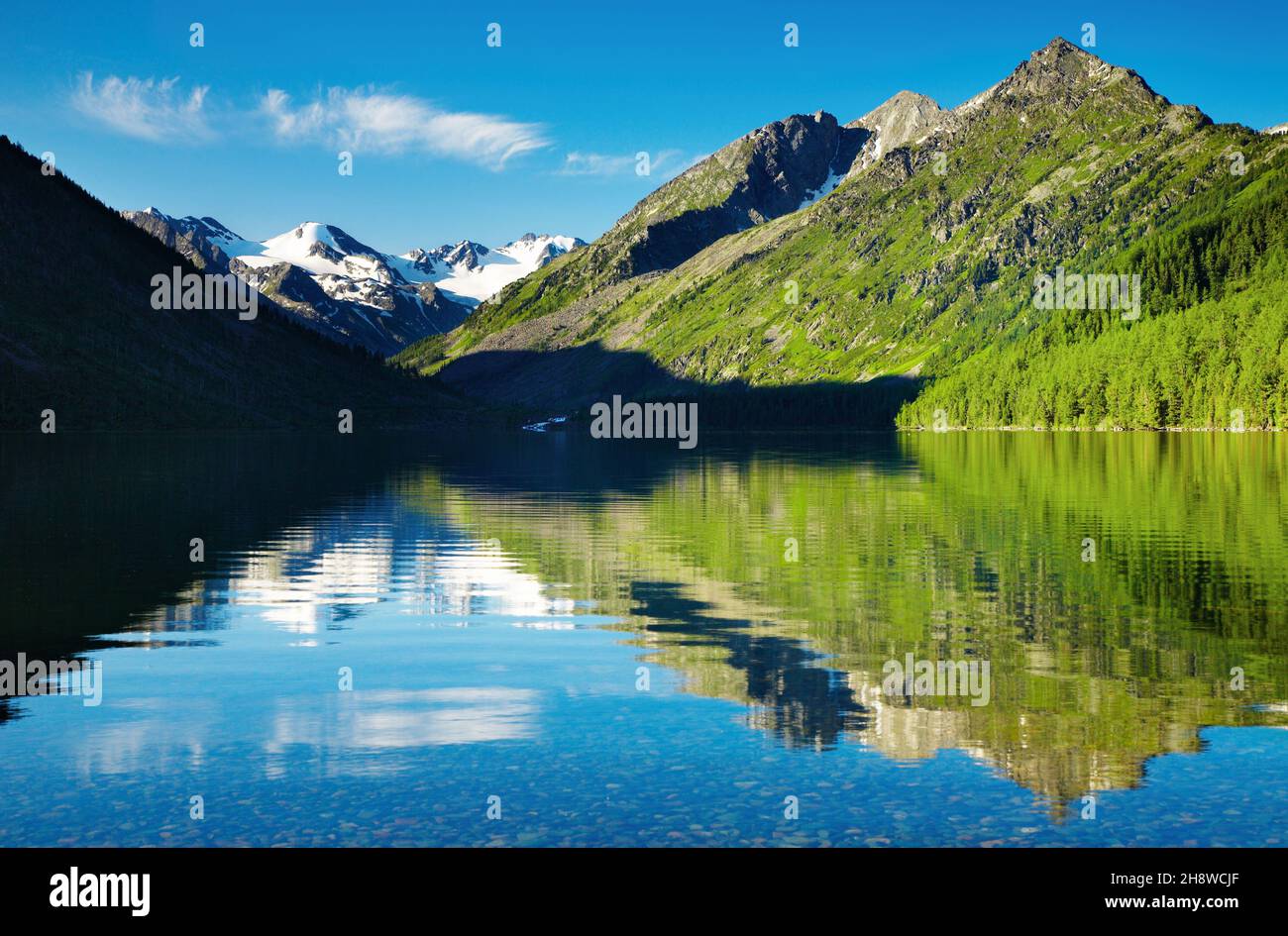 Hermoso lago en las montañas de Altai Foto de stock
