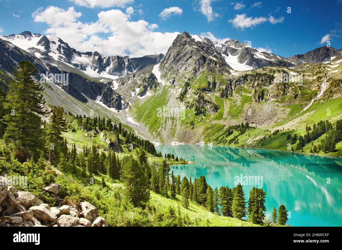 Hermoso lago Turquesa en las montañas de Altai Foto de stock