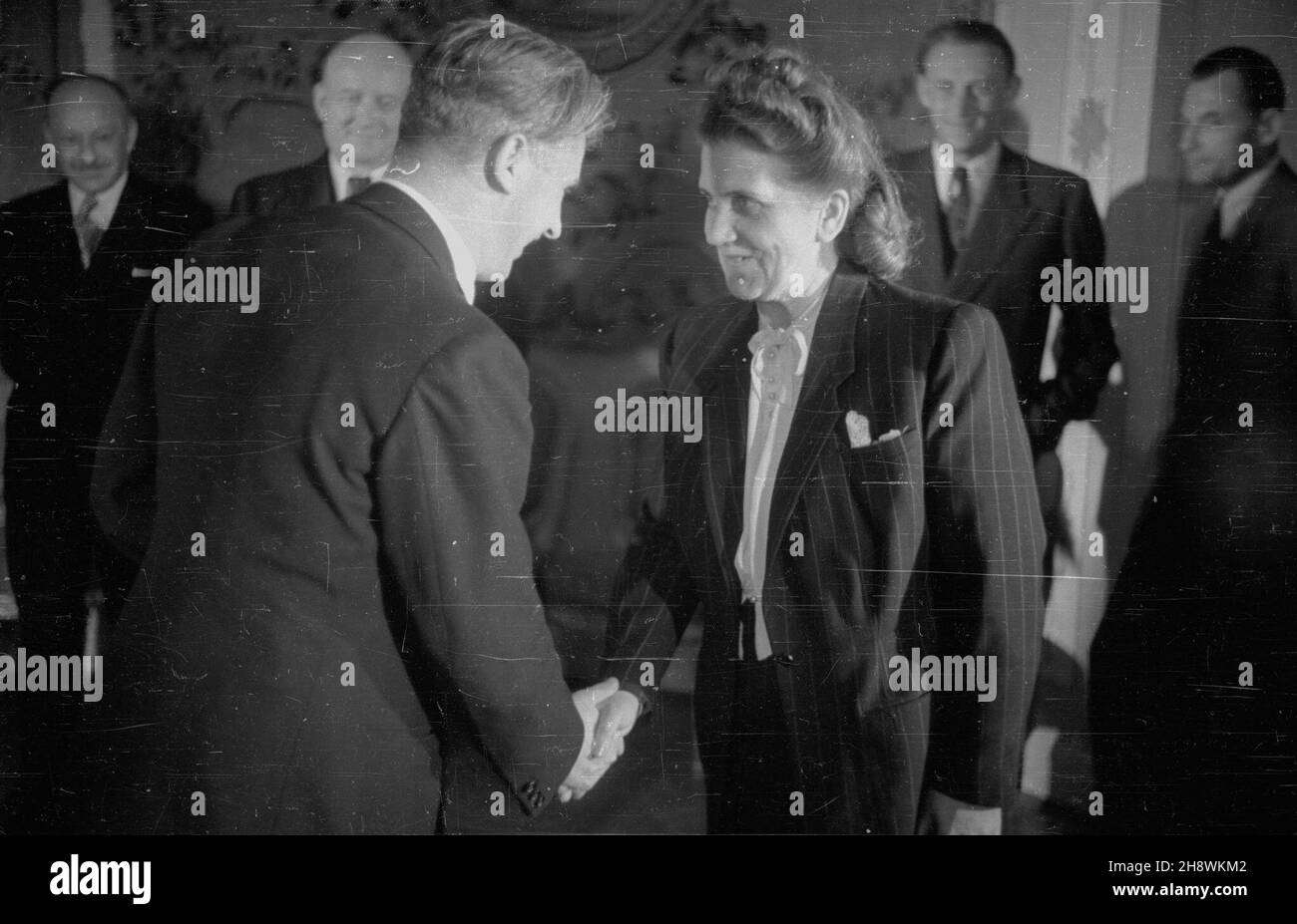 Warszawa, 1946-05-09. Uroczystoœæ wrêczenia Medalu Zwyciêstwa i Wolnoœci 1945, ustanowionego dekretem Rady Ministrów zatwierdzonyme przez knr z dnia 26 paŸdziernika 1945 roku. Z okazji pierwszej rocznicy zakoñczenia II wojny œwiatowej Edward Osóbka-Morawski dekoruje medalem osoby, które przyczyni³y siê do zwyciêstwa nad faszyzmem hitlerowskim w okresie wojny 1939-1945. NZ. Sekretarka Boles³awa Bieruta Wanda Górska. po/gr PAP/Karol Szczeciñski Varsovia, 9 de mayo de 1946. La ceremonia de concesión de la Medalla de la Victoria y la Libertad de 1945, establecida por decreto del Consejo de Ministros y aprobada b Foto de stock