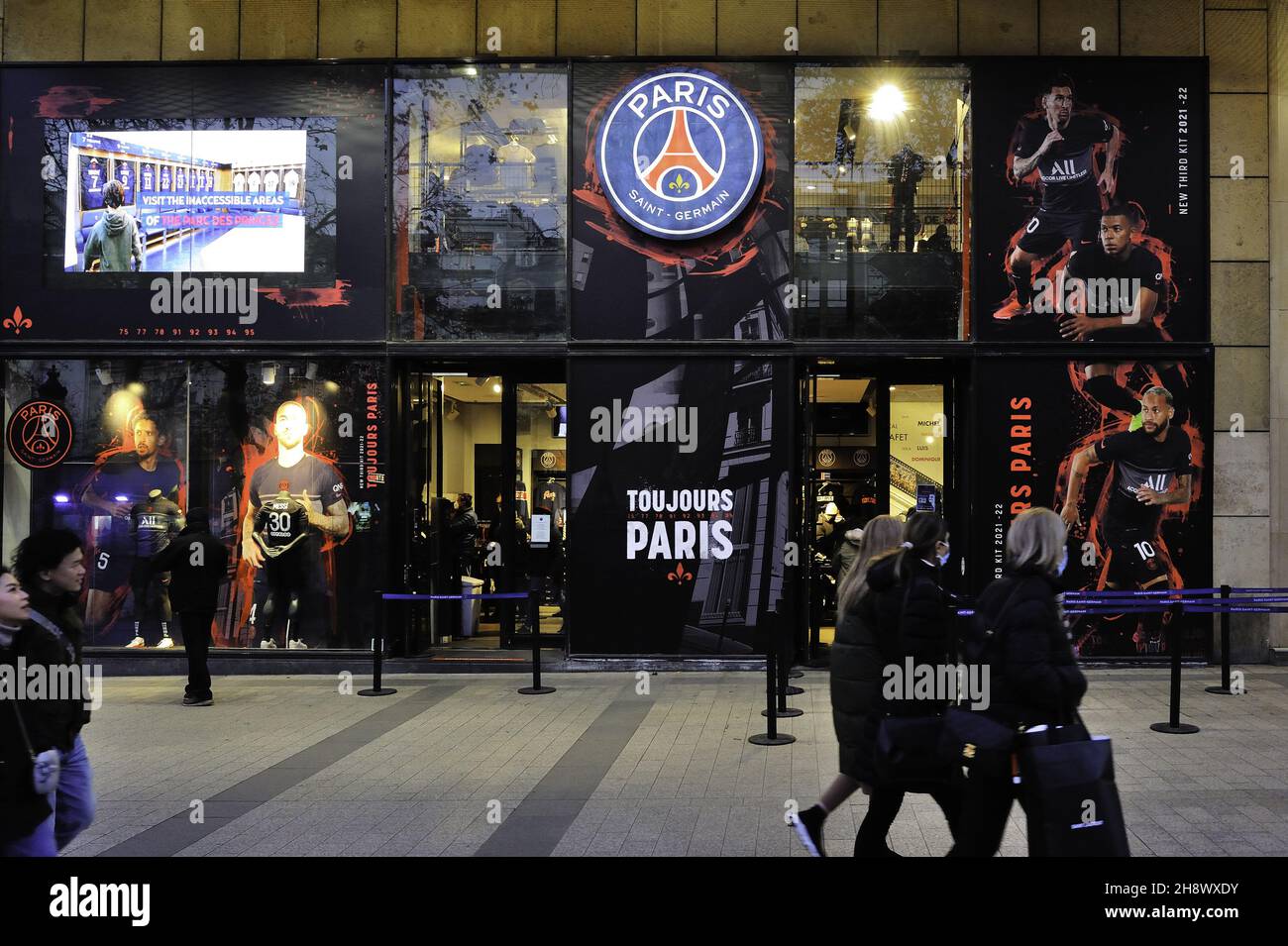 París (75) 8th arrondissement, Champs Elysees Avenue, Paris Germain football club PSG Fotografía de stock -