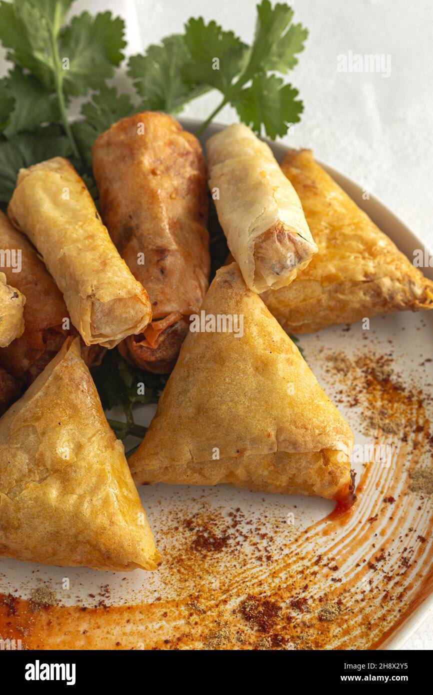 Surtido tradicional casero de aperitivos de comida marroquí sobre fondo  blanco. Comida típica árabe. Concepto Halal Fotografía de stock - Alamy