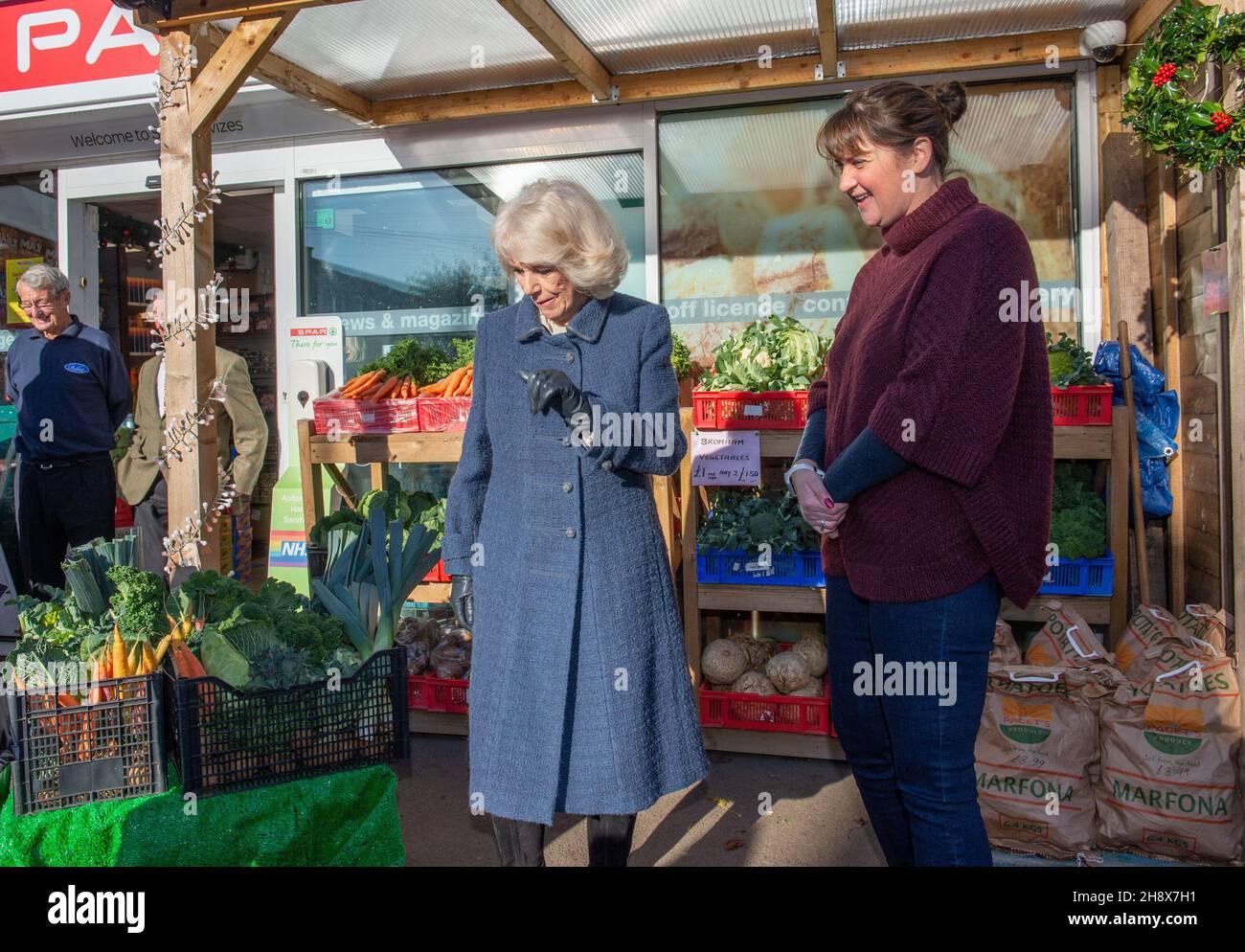 La duquesa de Cornwall se reúne con Hannah Paget, agricultor local y proveedor de verduras, durante una visita al propietario independiente de la tienda de Spar, Derek Tinnion, en su tienda de Devizes, Wilsthire, para agradecerle a él y a su familia y personal su incansable trabajo en el apoyo a la comunidad de Devizes durante más de 60 años, especialmente durante la pandemia. Fecha de la foto: Jueves 2 de diciembre de 2021. Foto de stock