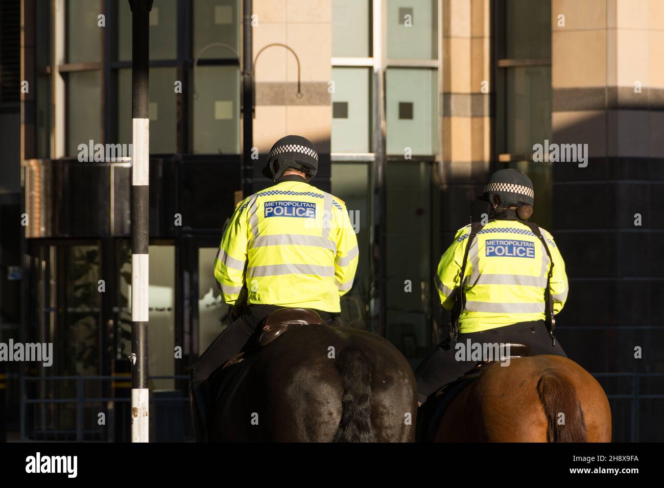 Dos montó a la policía a caballo en Hammersmith, al oeste de Londres, Inglaterra, Reino Unido Foto de stock