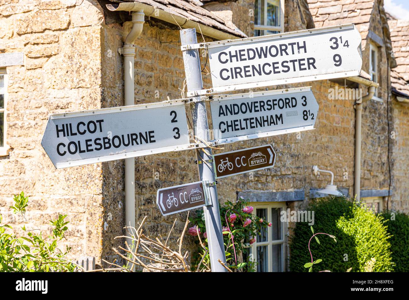 Una señal de carretera de mal humor en el pueblo de Cotswold en Withington, Gloucestershire, Reino Unido Foto de stock
