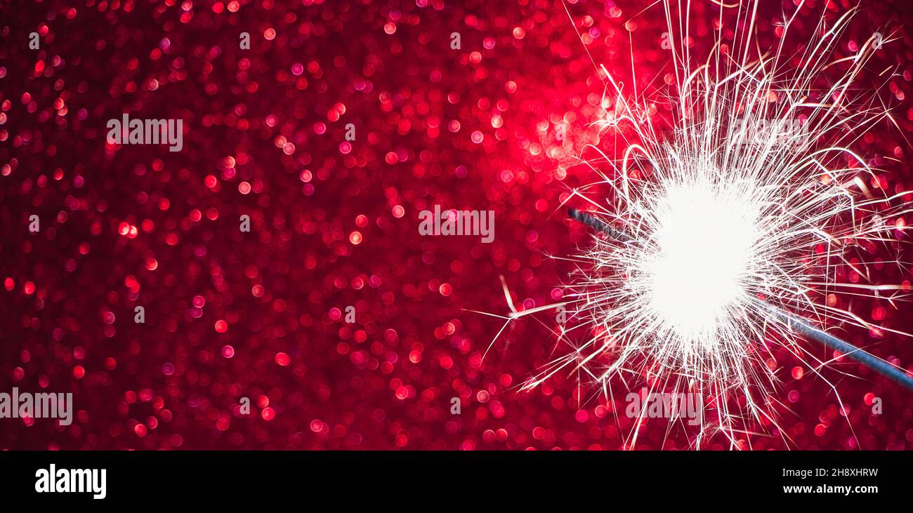 La quema de fuegos artificiales en una bengala cerca de escupir chispas  Fotografía de stock - Alamy