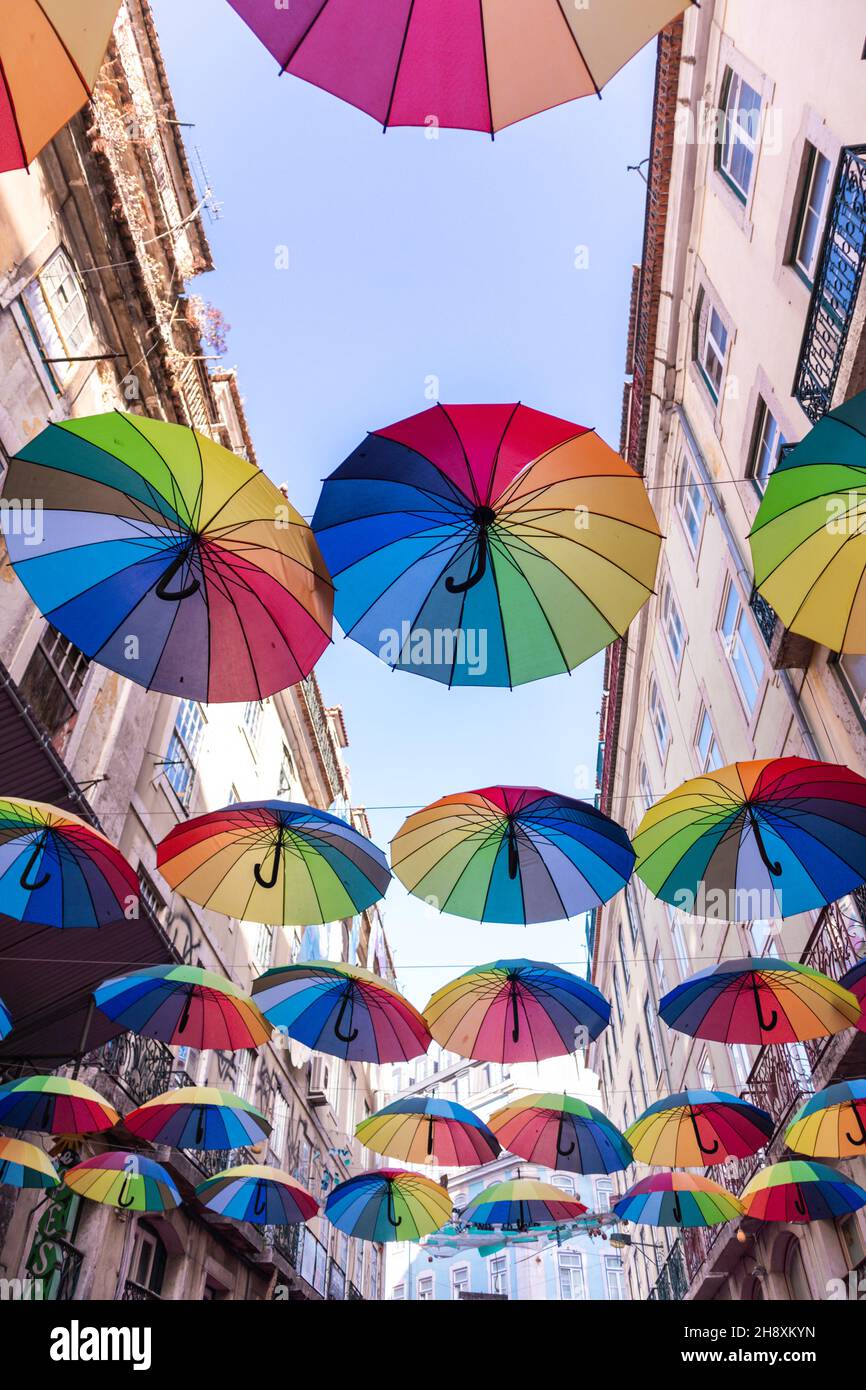Paraguas arco iris decorando una calle en lisboa, portugal Fotografía de  stock - Alamy