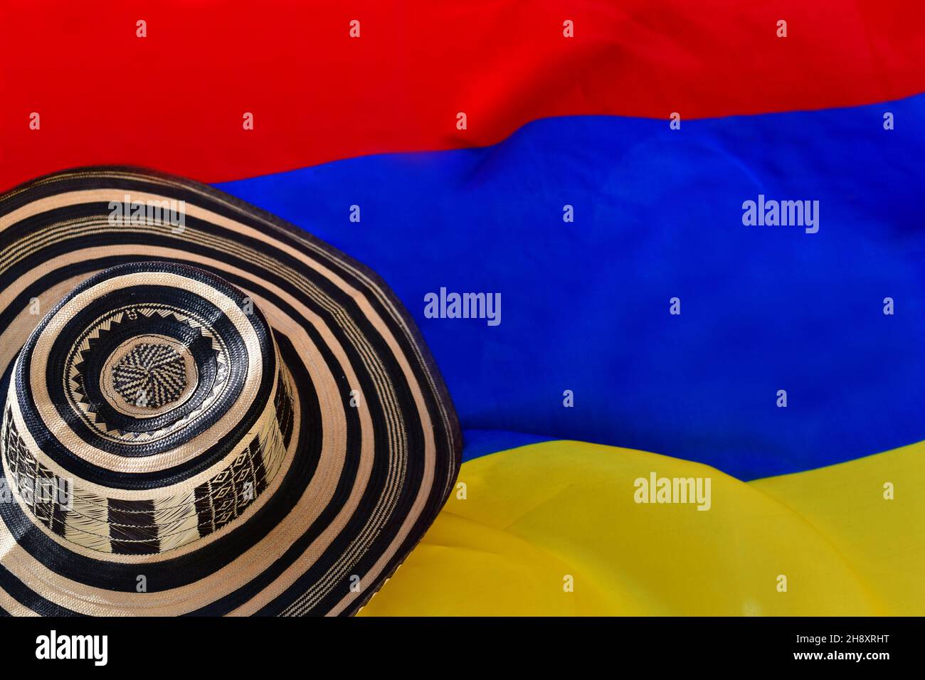 'Sombrero vueltiao' (sombrero tradicional de Colombia) sobre la bandera colombiana Foto de stock