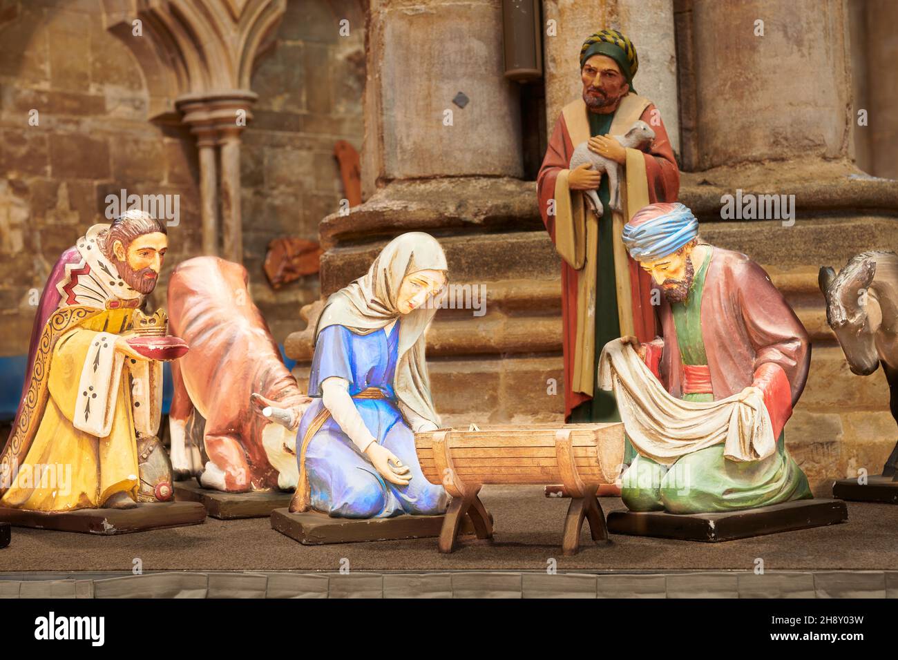 Cuna de Navidad de María y Jospeh y un pesebre vacío, en la temporada de adviento, la catedral de Lincoln, Inglaterra. Foto de stock