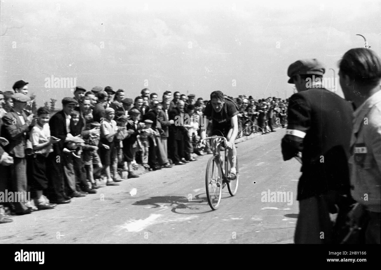 Warszawa, 1946-05-19. Wyœcig kolarski na 100 km zorganizowany z okazji otwarcia przystani Pocztowego Klubu Sportowego przy Wale Miedzeszyñskim. NZ. Finiszuje zdobywca pierwszego miejsca Boles³aw Napiera³a, przydomek tygrys Szos, z klubu Sarmata Warszawa. bk PAP Varsovia, 19 de mayo de 1946. Una carrera ciclista de 100 km celebrada para marcar la apertura de la horboca del Post Sports Club cerca de Wal Miedzeszynski. En la foto: Ganador del premio Boleslaw Napierala, apodado Tigre de carretera del club de Sarmata Warszawa. bk PAP Foto de stock