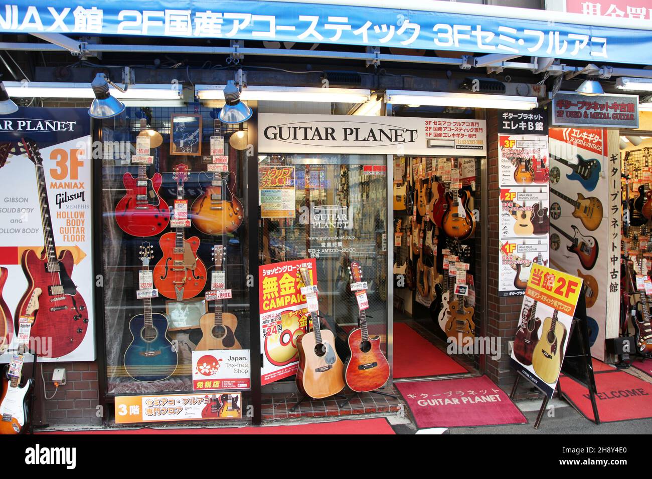 Tiendas y tiendas de instrumentos musicales y de guitarra están a ambos  lados de la calle Ochanomizu, en Chiyoda Coty, Tokio, y venden instrumentos  nuevos y usados Fotografía de stock - Alamy