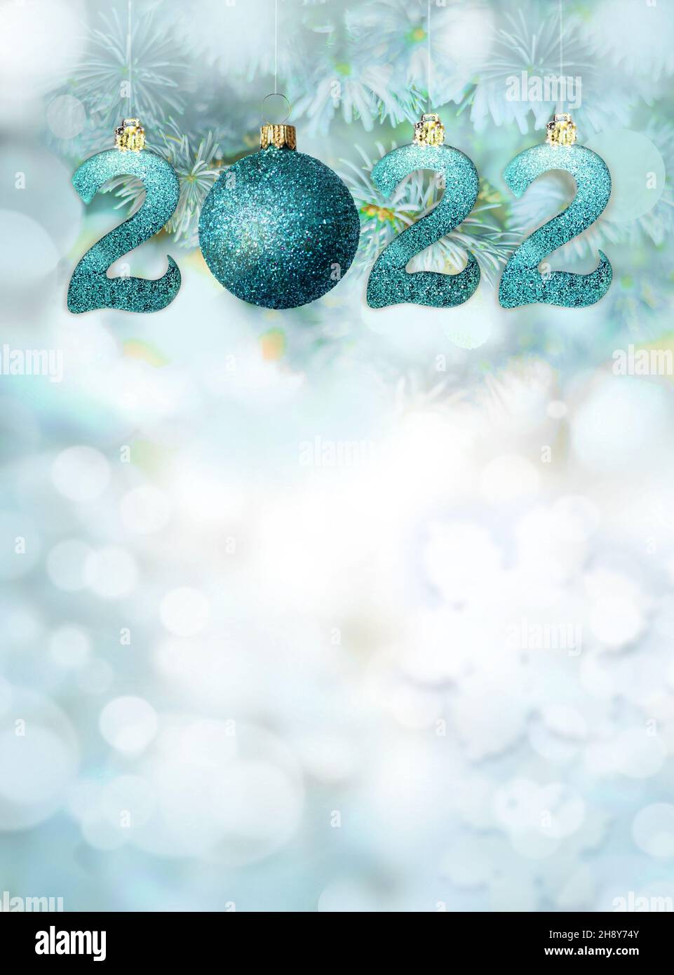 Bolas de Navidad en una rama azul del árbol de Navidad sobre fondo brillante borroso. 2022. Concepto de vacaciones. Foto de stock