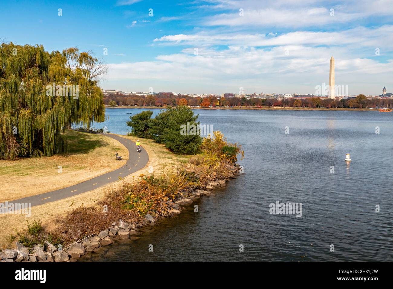 Arlington, VIRGINIA - Un sendero para bicicletas a lo largo del río Potomac, con vistas al monumento de Washington al otro lado del río. Foto de stock