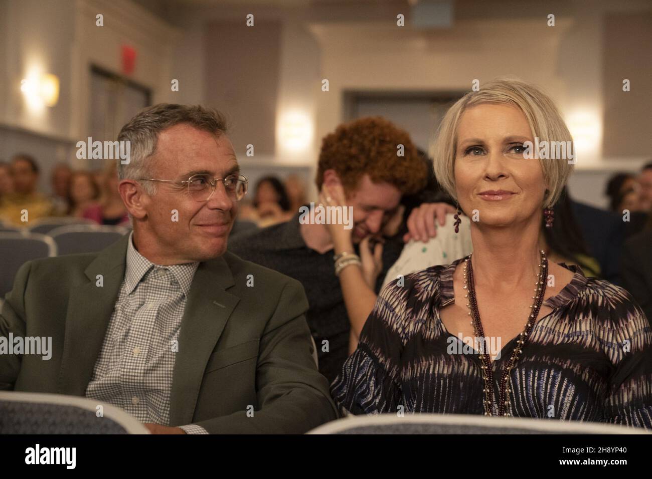 David Eigenberg, Cynthia Nixon, 'y así...' (2021). Crédito de la foto: Craig Blankenhorn / HBO MAX / The Hollywood Archive Foto de stock