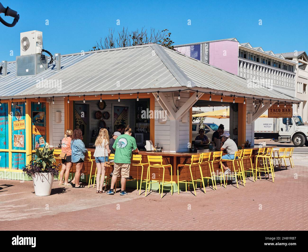 La gente que pide y come en un bar de tacos al aire libre o en un restaurante de tacos en la ciudad turística de Seaside Florida, Estados Unidos. Foto de stock