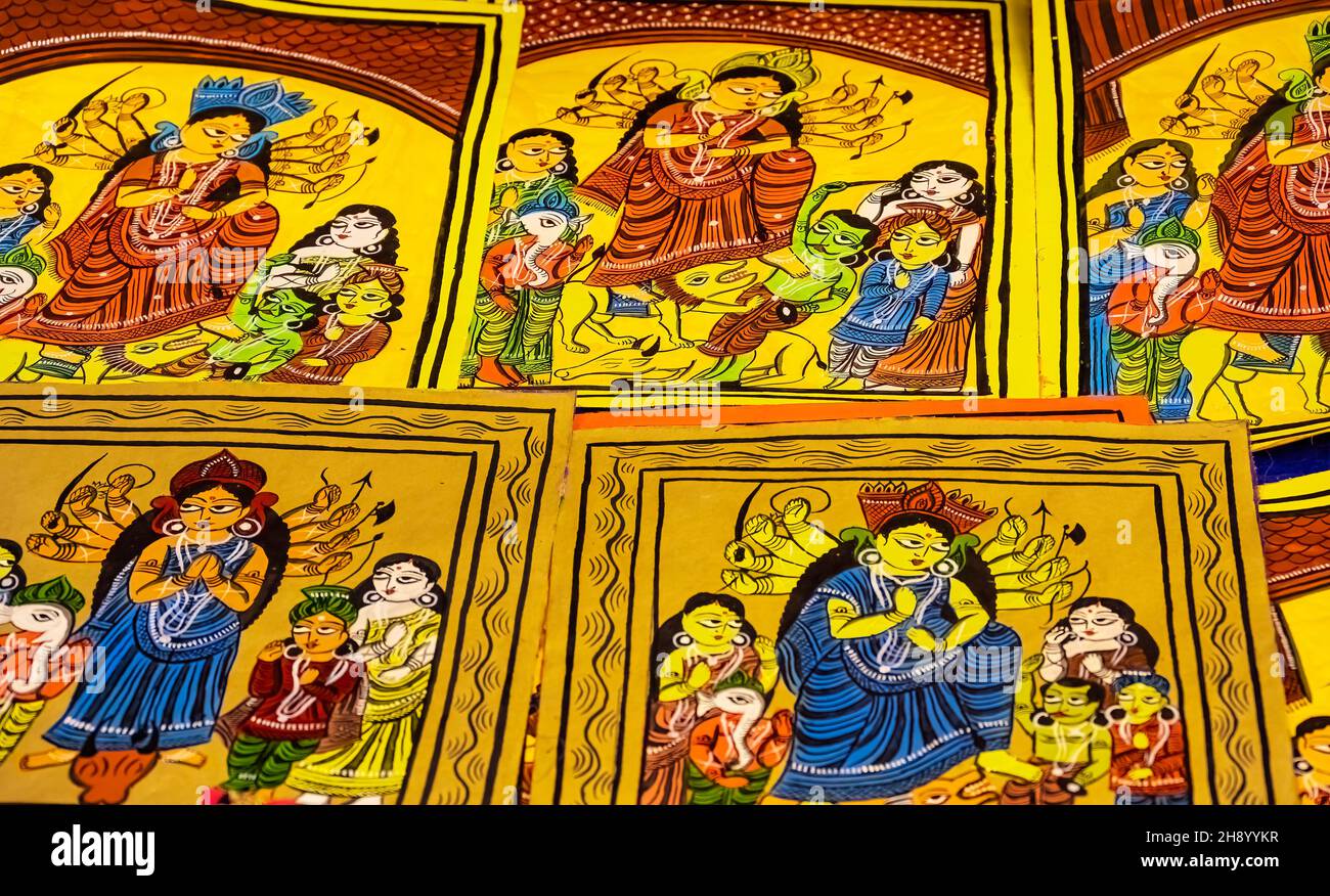 Scroll,pintura,de,Bengala occidental,pintura de la calle,Diosa Durga,ella,consortes,en el pabellón,por,Folk Female,Pintores,Calcuta,India Foto de stock
