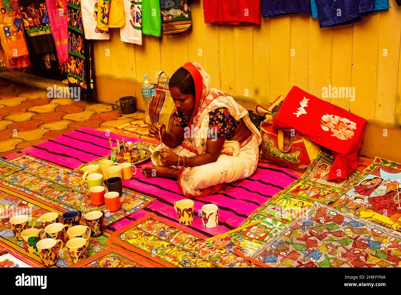 Mujer,pueblo,scroll - pintor,,sentado en el lado del camino a Kolkata,Tridhara,Durga Puja Pandal,,para,ganar,su vida, haciendo,pintura, Bengala Occidental,India Foto de stock