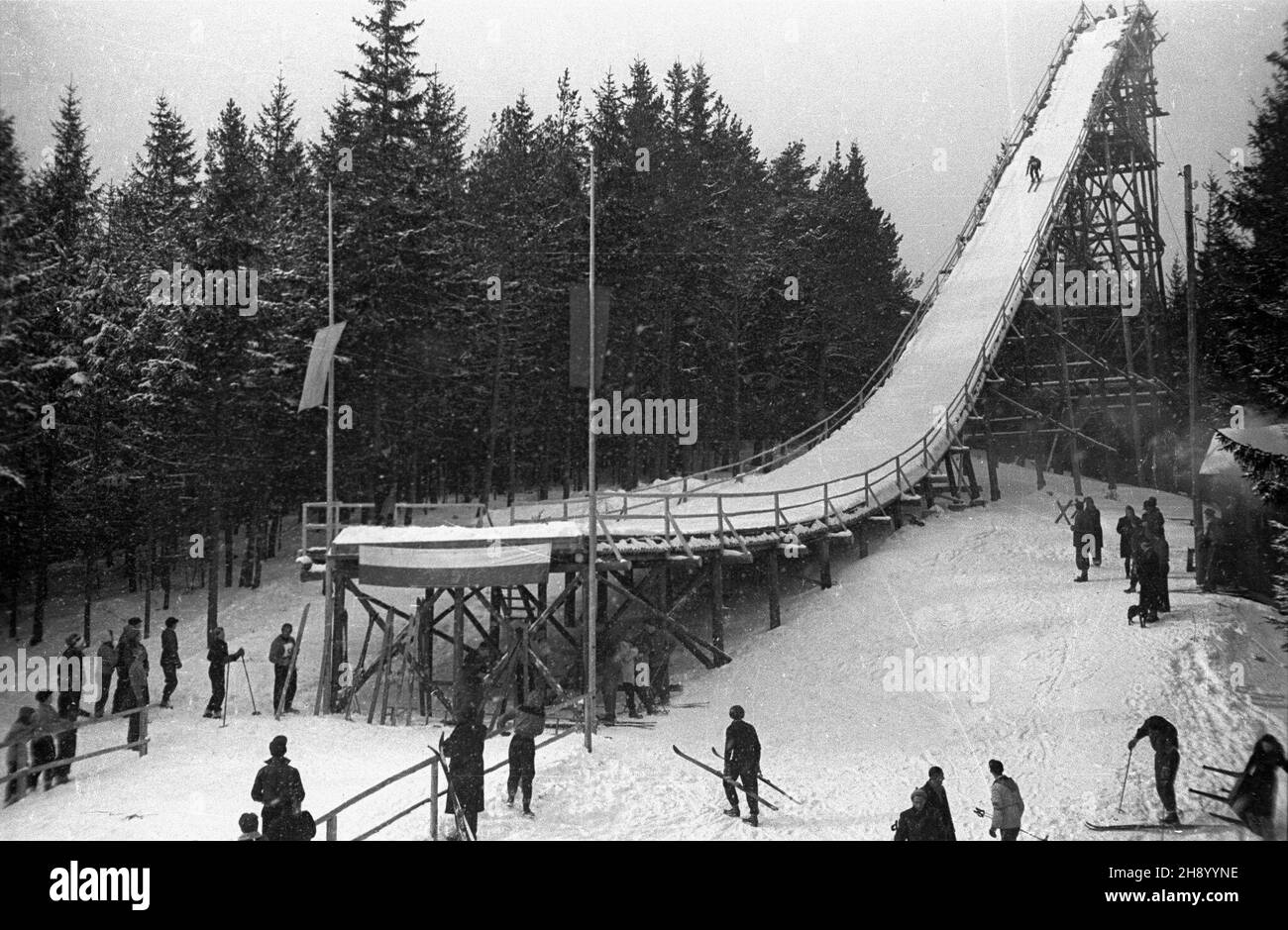 Karpacz (Orlinek), 1947-01-01. Inauguracja skoczni narciarskiej. bb/gr PAP/Komorowski Karpacz (Orlinek), 1 de enero de 1947. Salto de esquí. bb/gr PAP/Komorowski Foto de stock