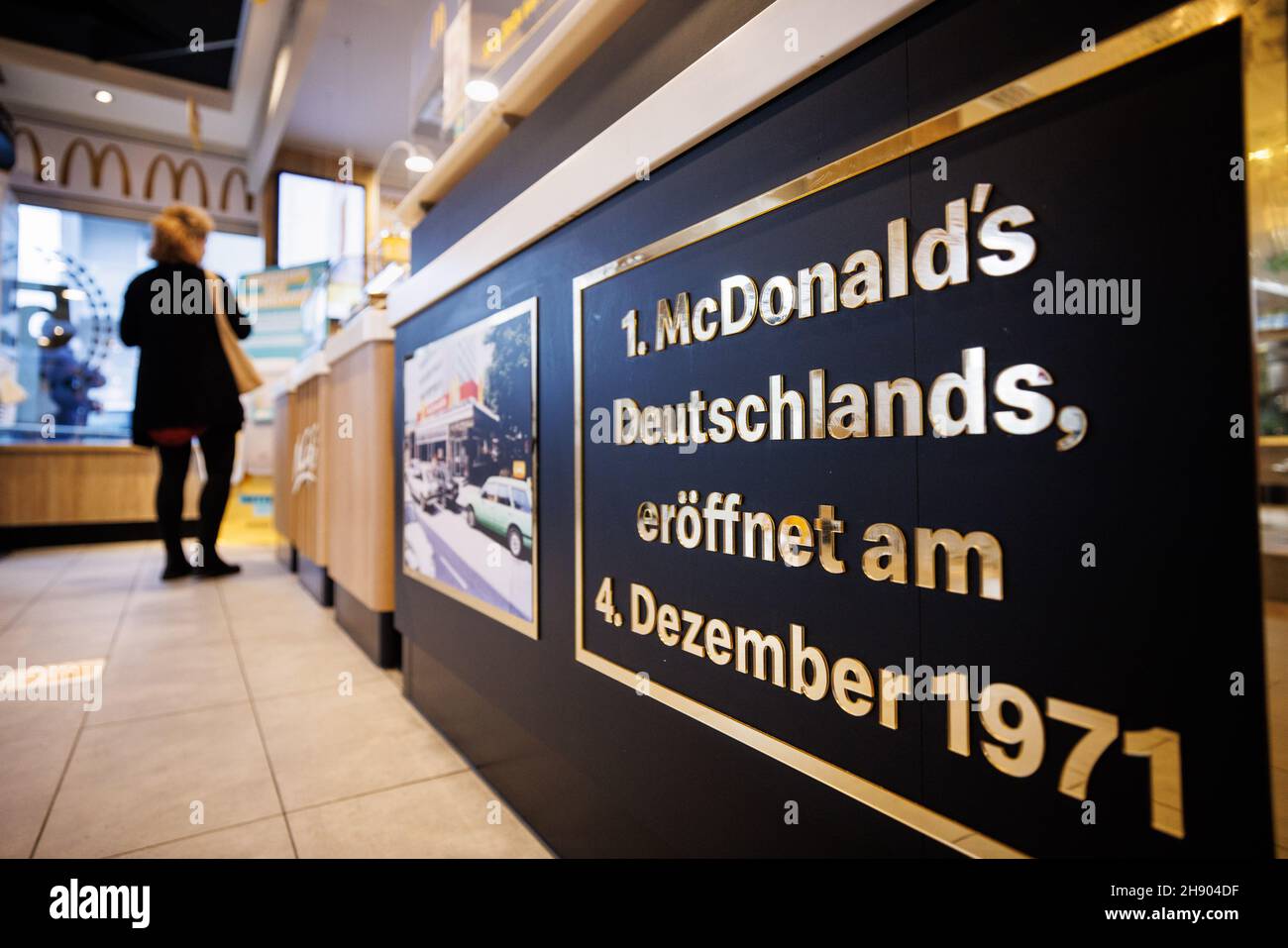 Abrazadera En la madrugada salchicha Munich, Alemania. 02nd de Dic de 2021. La letra '1st McDonald's en  Alemania, abierta el 4 de diciembre de 1971' se puede ver en una rama de la  cadena de comida rápida
