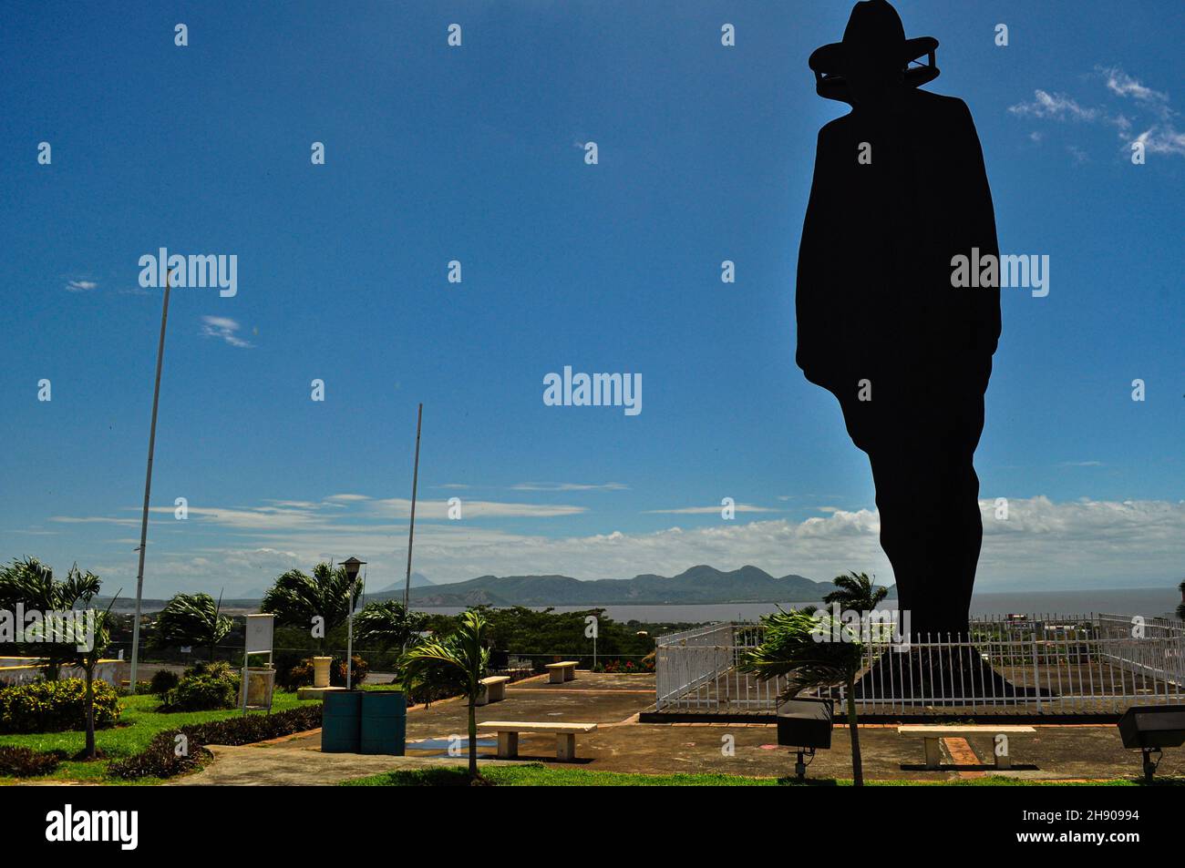 Silueta metálica gigante del Héroe Nacional, General de Hombre Libres, Augusto Cesar Sandino, situado en Loma de Tiscapa, la colina más alta de Manag Foto de stock