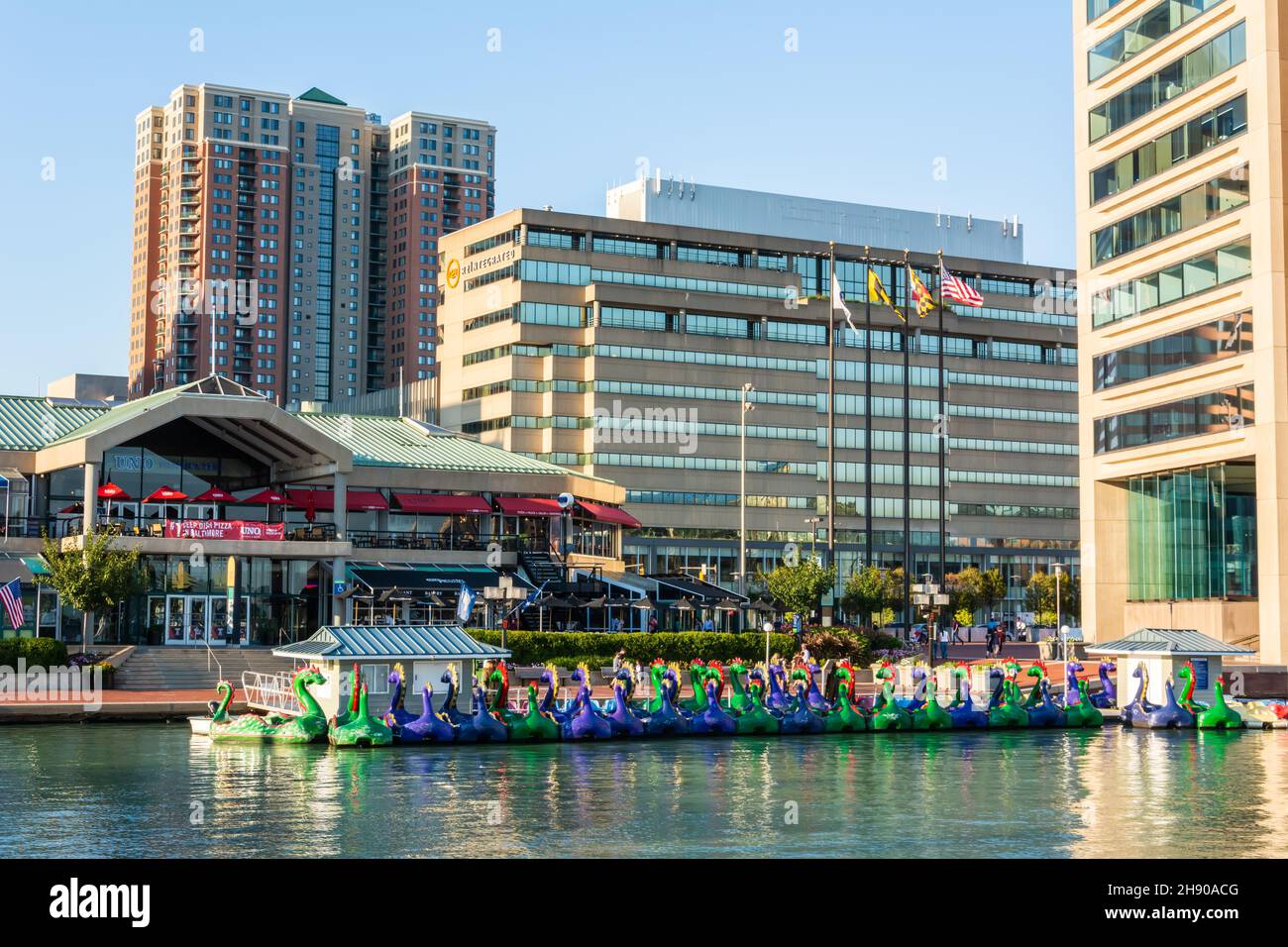 Baltimore, Maryland, Estados Unidos de América – 6 de septiembre de 2016. Frente al mar en el puerto interior de Baltimore, MD. Vista con el alquiler de botes a pedales Foto de stock