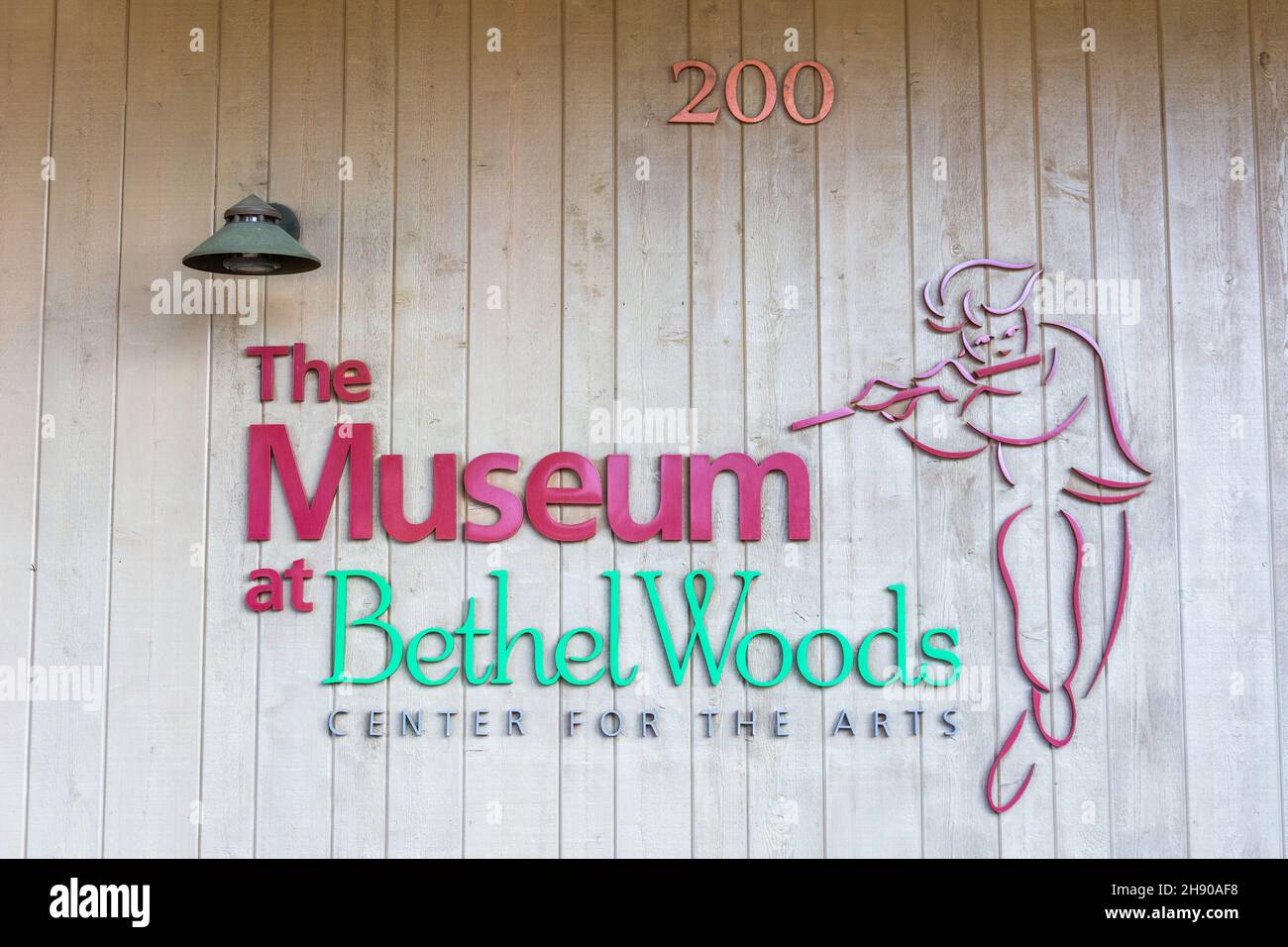 Bethel, Nueva York, Estados Unidos de América – 11 de septiembre de 2016. Señal en la entrada al Museo en el Centro Bethel Woods para las Cartas de Arte MAKIN Foto de stock