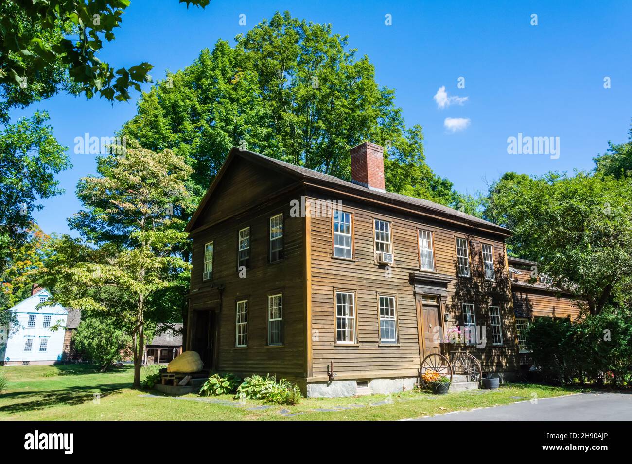 Deerfield, Massachusetts, Estados Unidos de América – 16 de septiembre de 2016. Casa de madera histórica en Deerfield, MA. Foto de stock