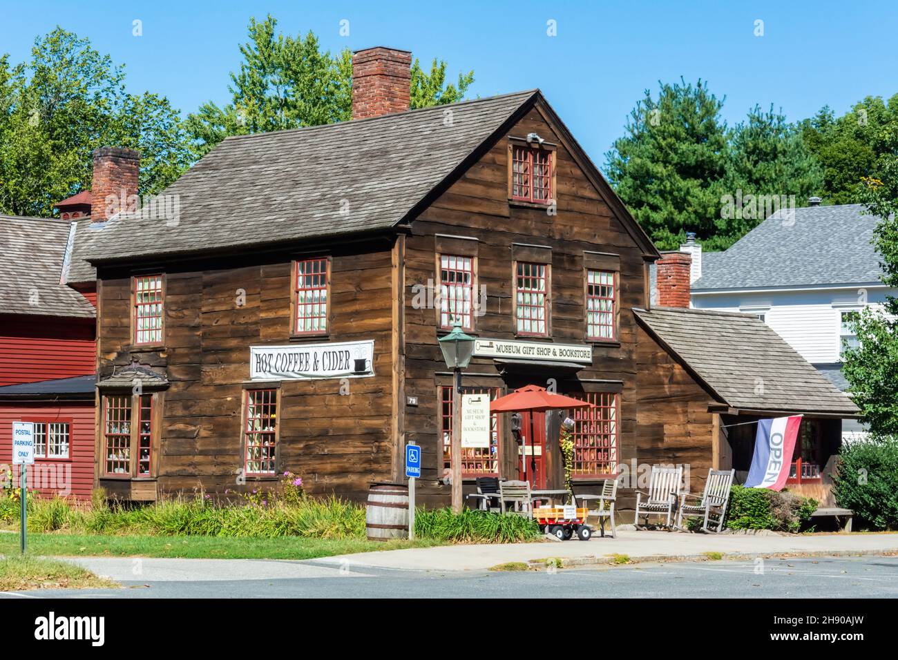 Deerfield, Massachusetts, Estados Unidos de América – 16 de septiembre de 2016. Edificio histórico de madera que alberga la histórica tienda de regalos del Museo Deerfield Foto de stock