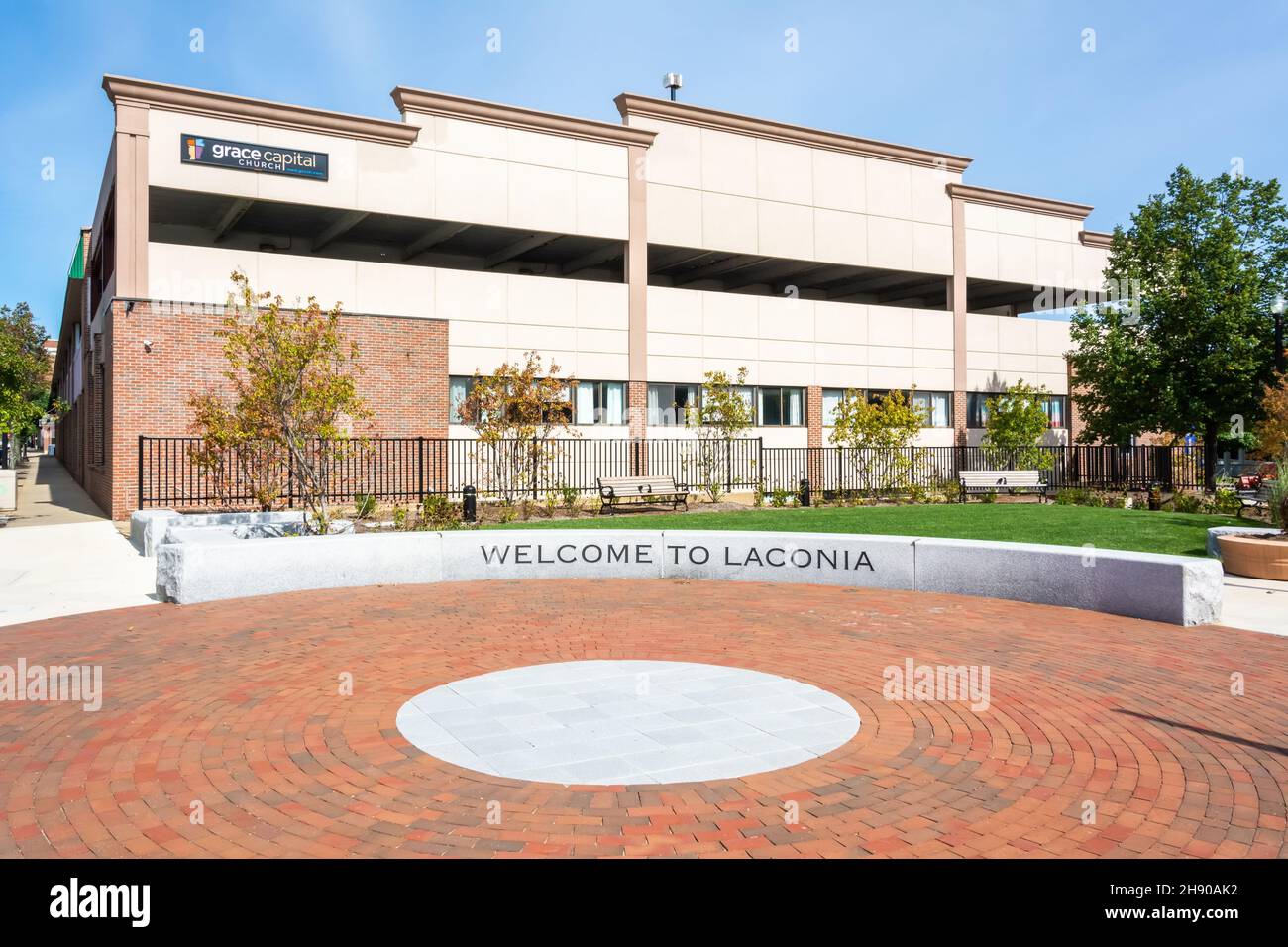 Laconia, New Hampshire, Estados Unidos de América – 17 de septiembre de 2016. Cartel 'Welcome to Lacoonia' en Mill Plaza en Lacoonia, NH Foto de stock