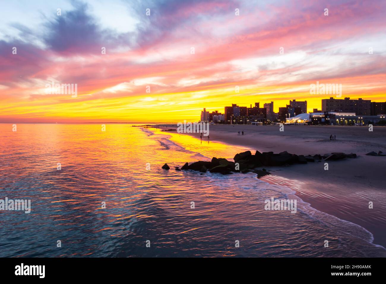 Ciudad de Nueva York, Nueva York, Estados Unidos de América – 21 de septiembre de 2016. Puesta de sol en la playa de Coney Island en la ciudad de Nueva York, Estados Unidos de América. Foto de stock