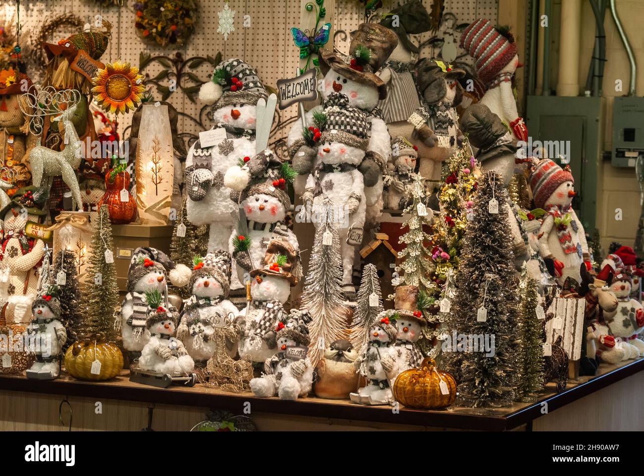 Lancaster, Pensilvania, Estados Unidos de América – 30 de septiembre de 2016. Tienda de juguetes en Lancaster, PA, con cláusulas de santa, árboles de Navidad, juguetes Foto de stock