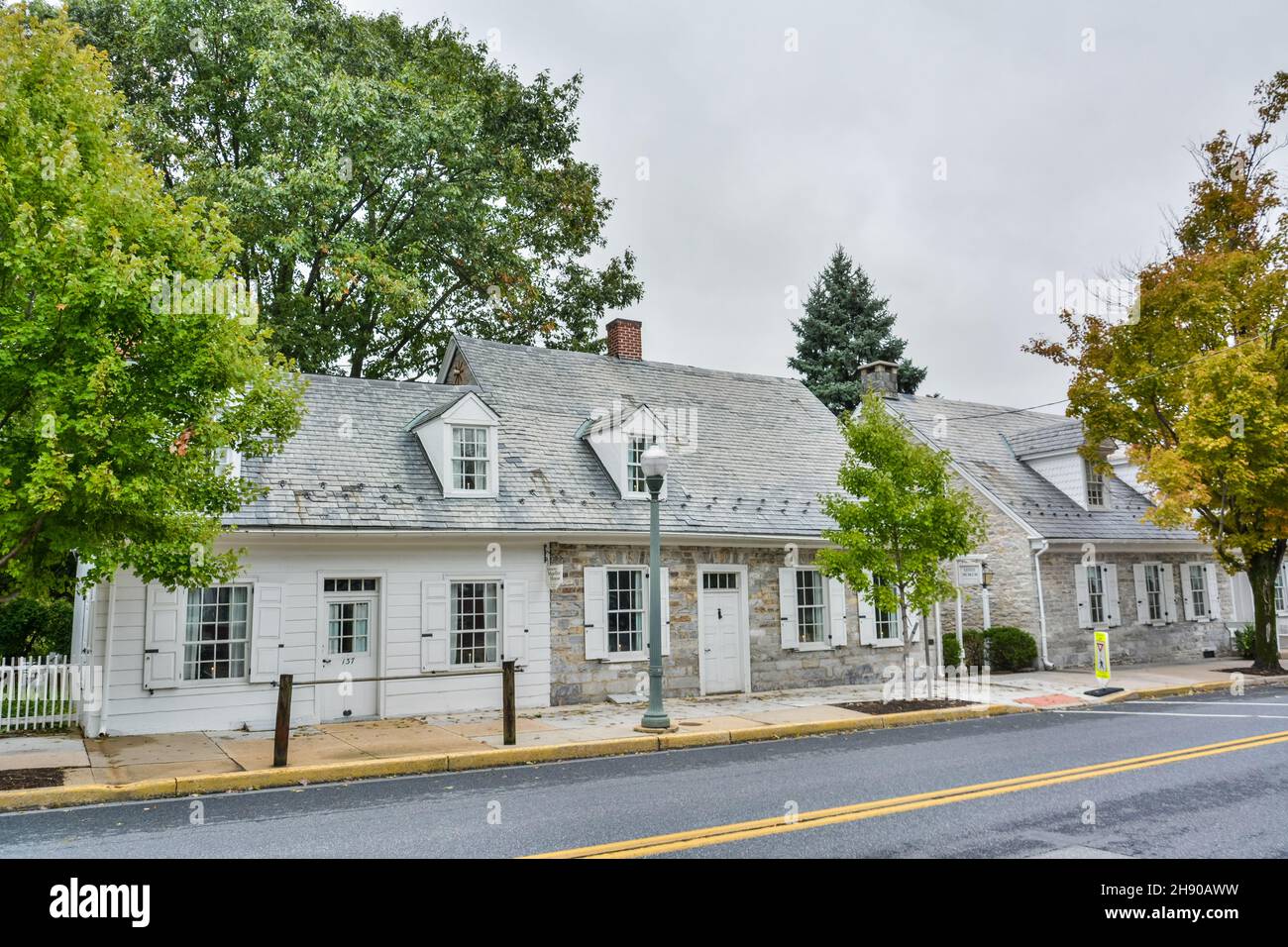 Lititz, Pennsylvania, Estados Unidos de América – 30 de septiembre de 2016. Vista exterior de la Casa Johannes Mueller en Main Street en Lititz, PA. Foto de stock