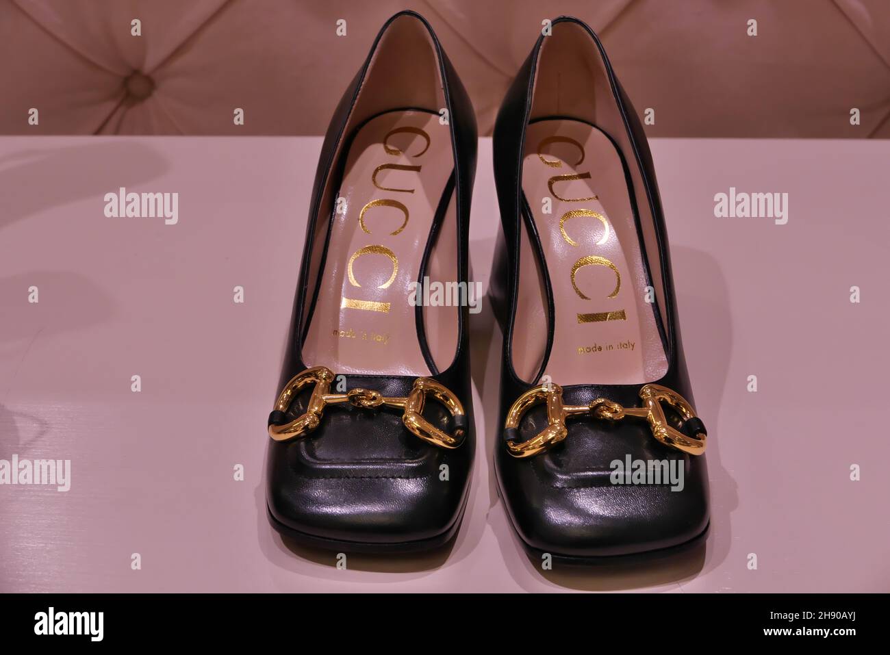 Zapatos gucci fotografías e imágenes de alta resolución - Alamy