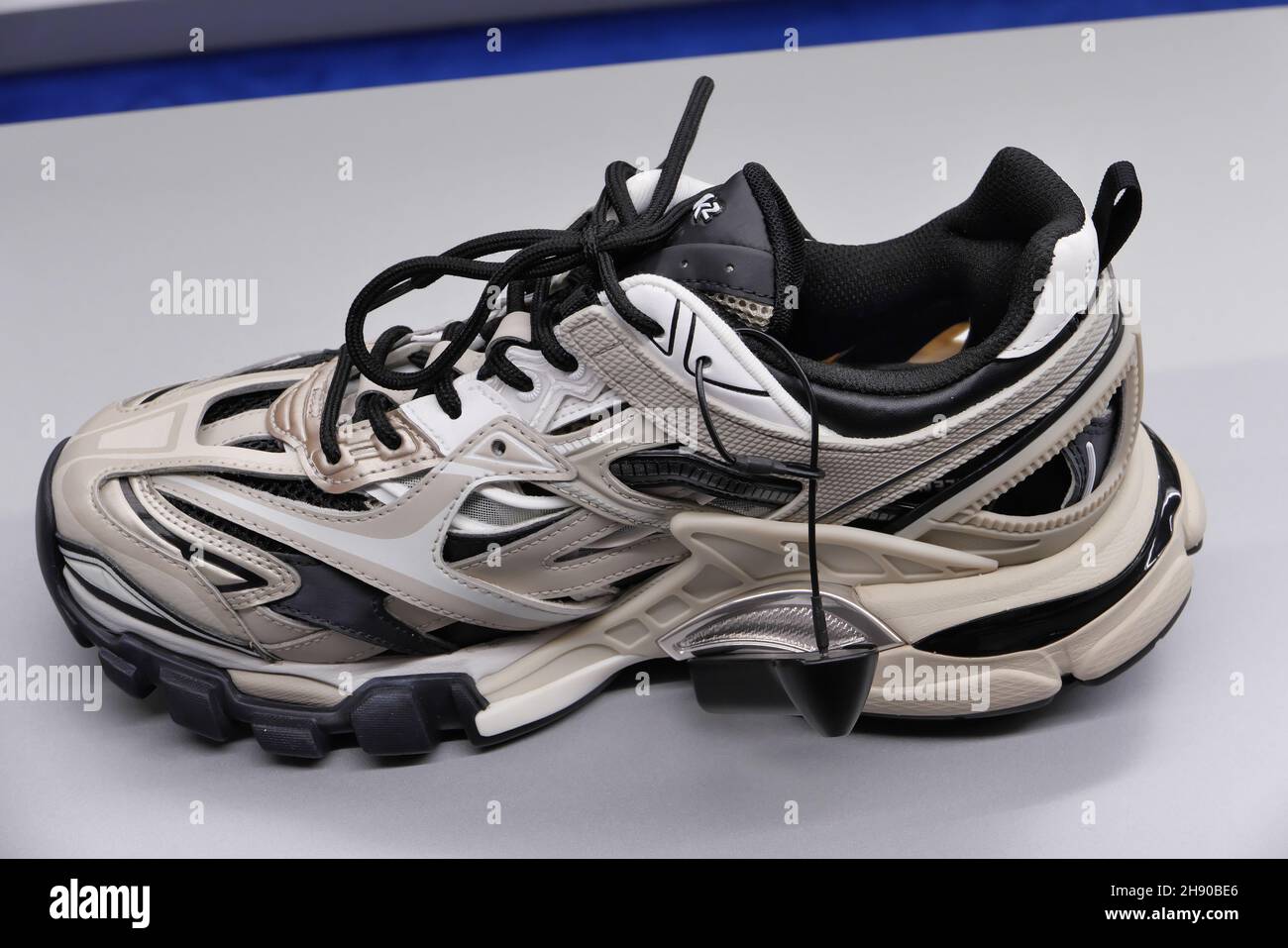 Zapatos balenciaga fotografías e imágenes de alta resolución - Alamy