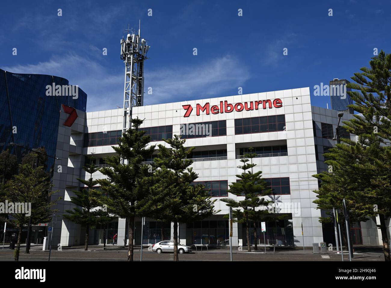 El centro de broadcast de Melbourne de Seven Network, con su señal de Melbourne de 7 visible, desde el otro lado de Harbour Esp Foto de stock