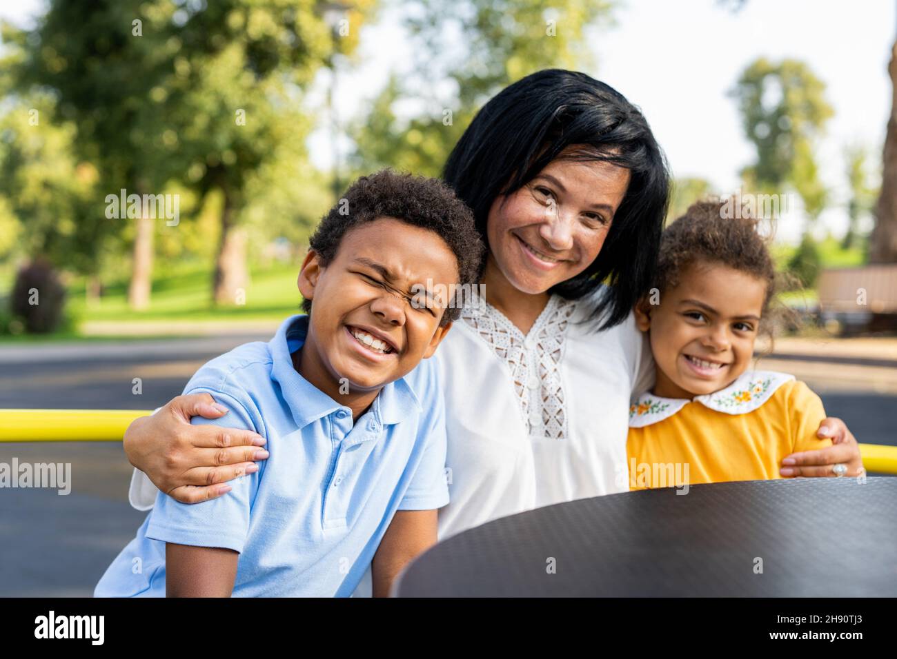 Hermosa familia afroamericana feliz en el parque - familia negra divertirse al aire libre, abuela orgullosa con su nieto. Foto de stock