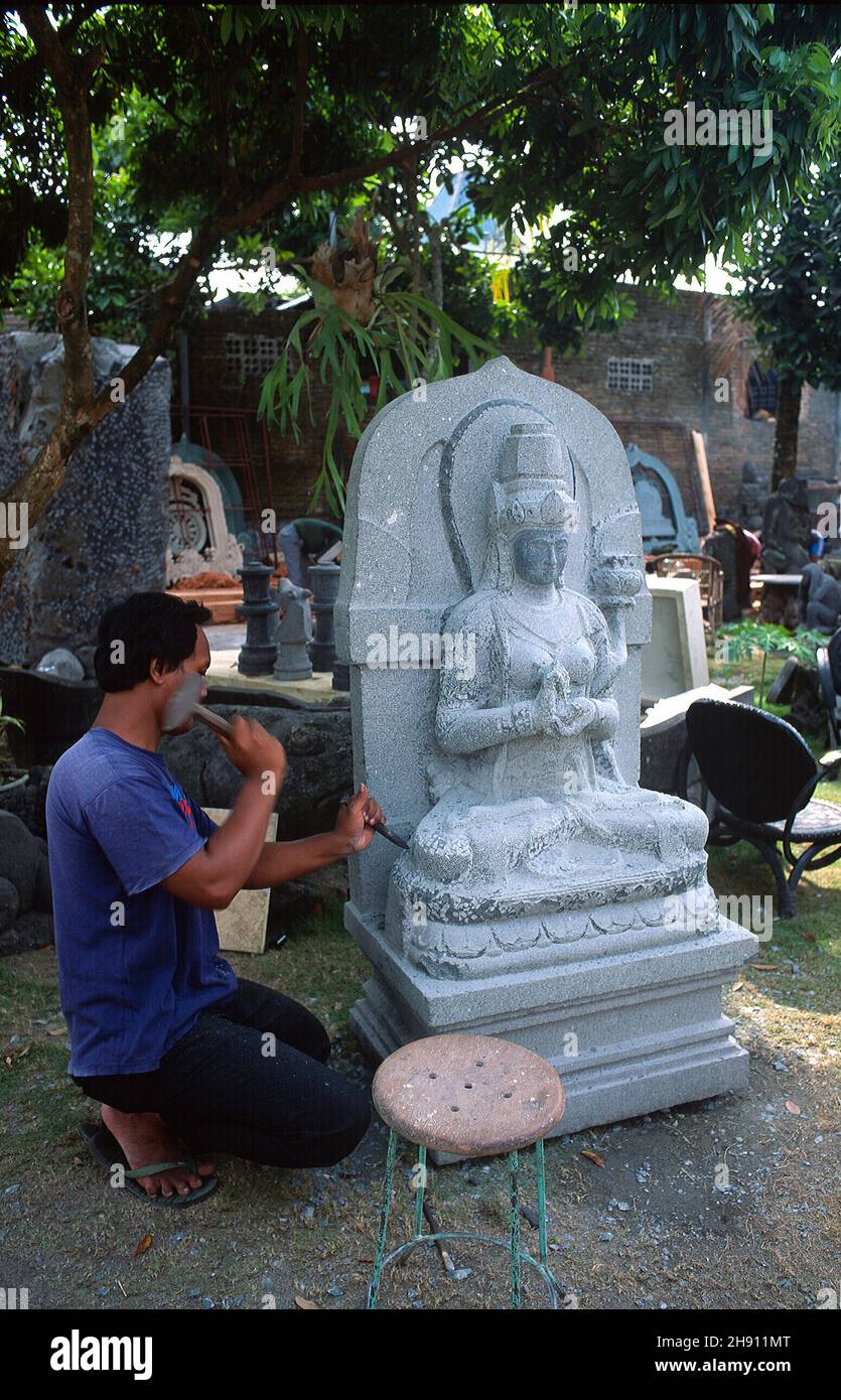 Piedra escultórica de trabajo. Java, Indonesia. Foto de stock