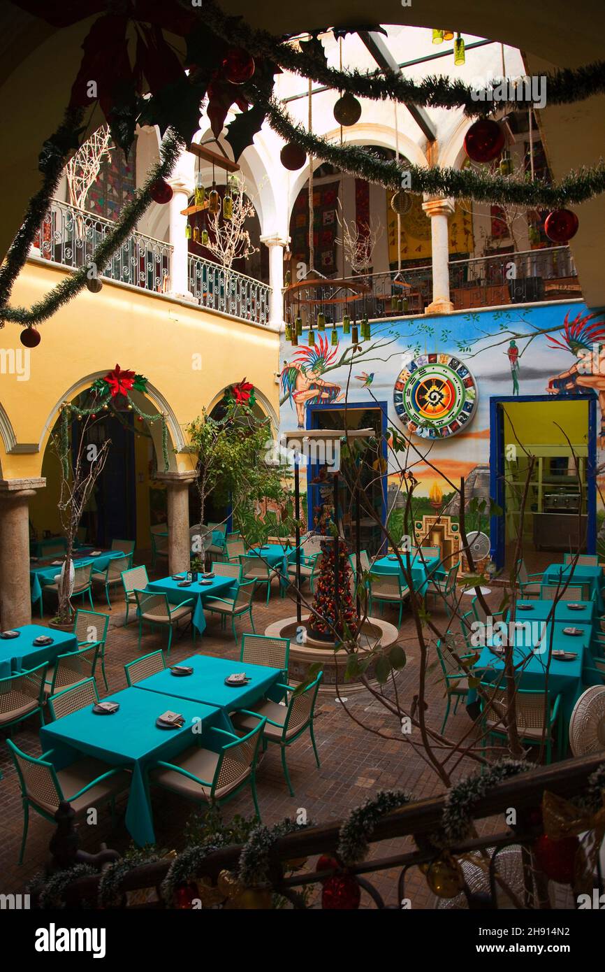 Interior de un restaurante tradicional en la Plaza De La Independencia o el  llamado Zócalo en el centro histórico, Mérida, Riviera Maya, Estado de  Yucatán Fotografía de stock - Alamy