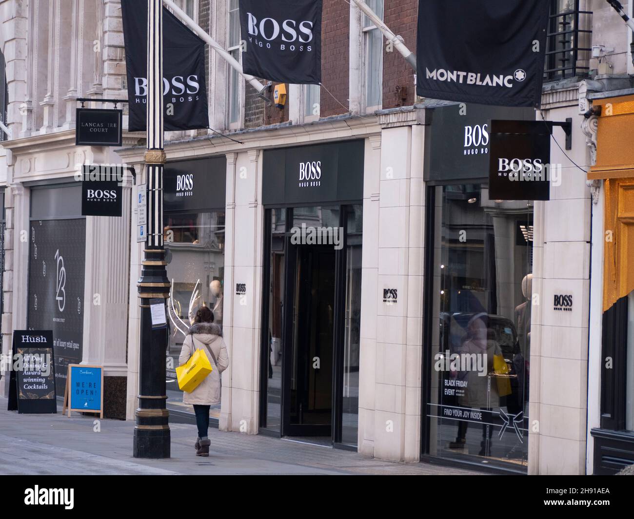 Hugo Boss tienda de moda de venta al por menor New Bond Street, Londres  Fotografía de stock - Alamy
