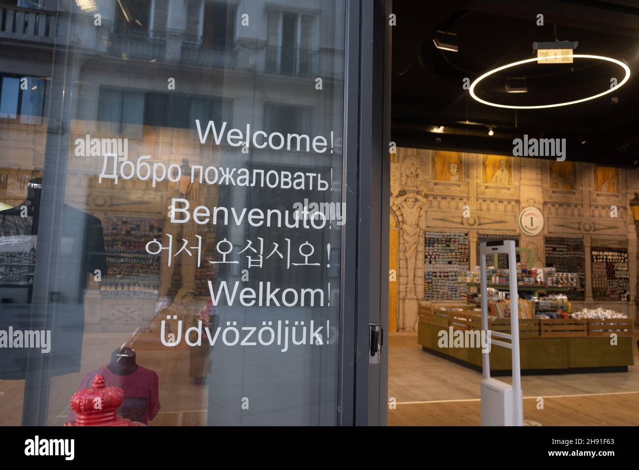 Budapest, Hungría - 1 de noviembre de 2021: Entrada a la tienda, letras de bienvenida en la puerta en diferentes idiomas, Editorial ilustrativa. Foto de stock
