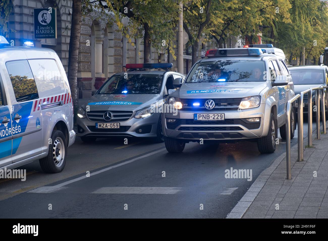 Budapest, Hungría - 1 de noviembre de 2021: Patrulla de vehículos de la policía, Policía de Hungaria , Editorial Ilustrativa. Foto de stock