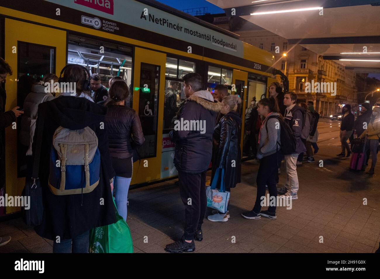 Budapest, Hungría - 1 de noviembre de 2021: La gente entra en el tranvía por la noche, Editorial ilustrativa. Foto de stock