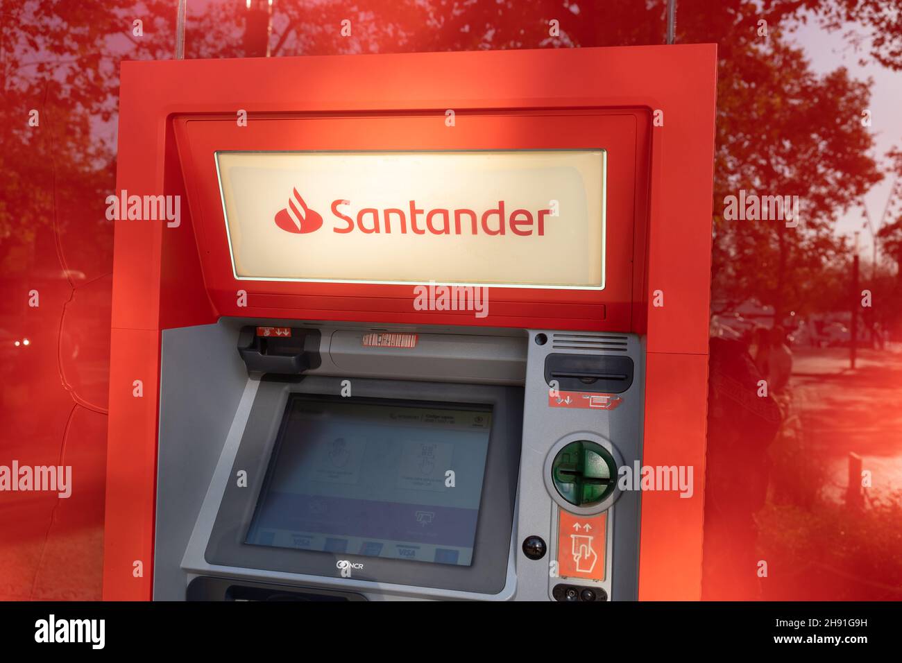 Barcelona, España - 5 de noviembre de 2021: Banco Santander ATM al aire libre, Editorial ilustrativa. Foto de stock