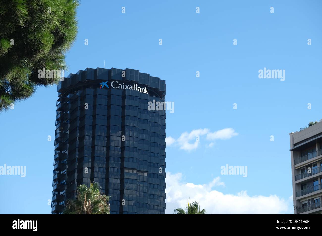 Barcelona, España - 5 de noviembre de 2021: Firma CaixaBank en el edificio, Editorial Ilustrativa. Foto de stock