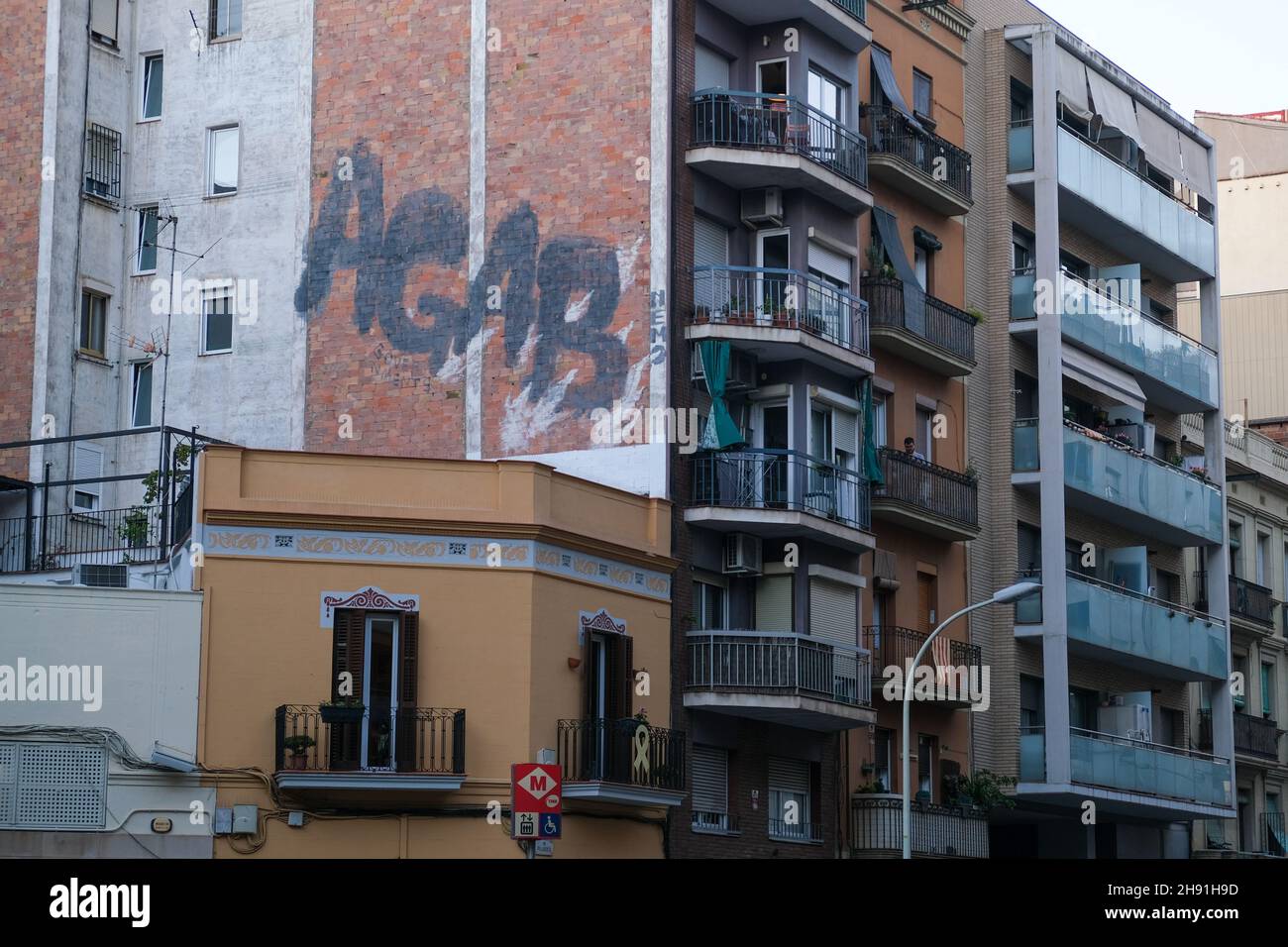 Barcelona, España - 5 de noviembre de 2021: AGAB: Sexo asignado al nacimiento graffiti en el edificio, Editorial Ilustrativa. Foto de stock