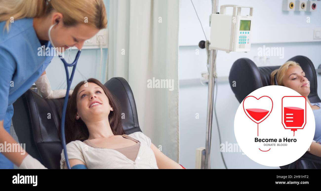 Sonriente donante mirando al médico chequeándola durante la donación de sangre con símbolo Foto de stock