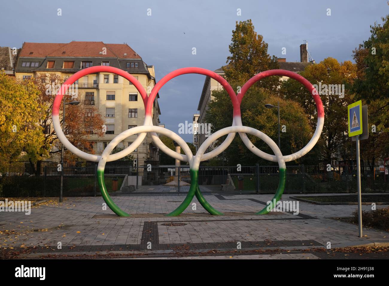 Budapest, Hungría - 1 de noviembre de 2021: Anillos olímpicos en la coloración de la bandera húngara, editorial ilustrativa. Foto de stock