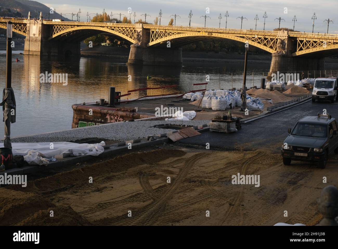 Budapest, Hungría - 1 de noviembre de 2021: Obras de reparación de terraplenes del Danubio en Budapest, Editorial ilustrativa. Foto de stock