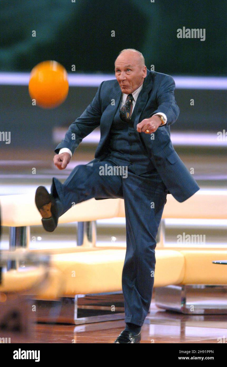 El Aire. 3rd de Dic de 2021. ¡Horst Eckel murió hoy (3rd de diciembre de 2021)! Horst ECKEL, campeón del mundo 1954, dispara un balón en el AIR.FIFA World Cup 2006. Copa Mundial de Fútbol 2006, sorteo final en Leipzig. 12/09/2005. ÃÂ Crédito: dpa/Alamy Live News Foto de stock
