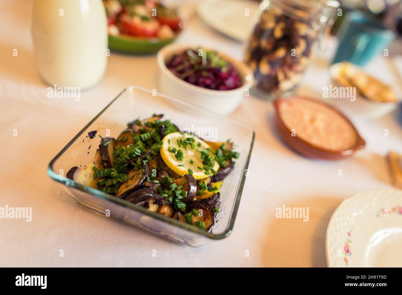 Mesa bien puesta con comida orgánica casera y golosinas para el desayuno-almuerzo del domingo en la sala de estar en casa Foto de stock