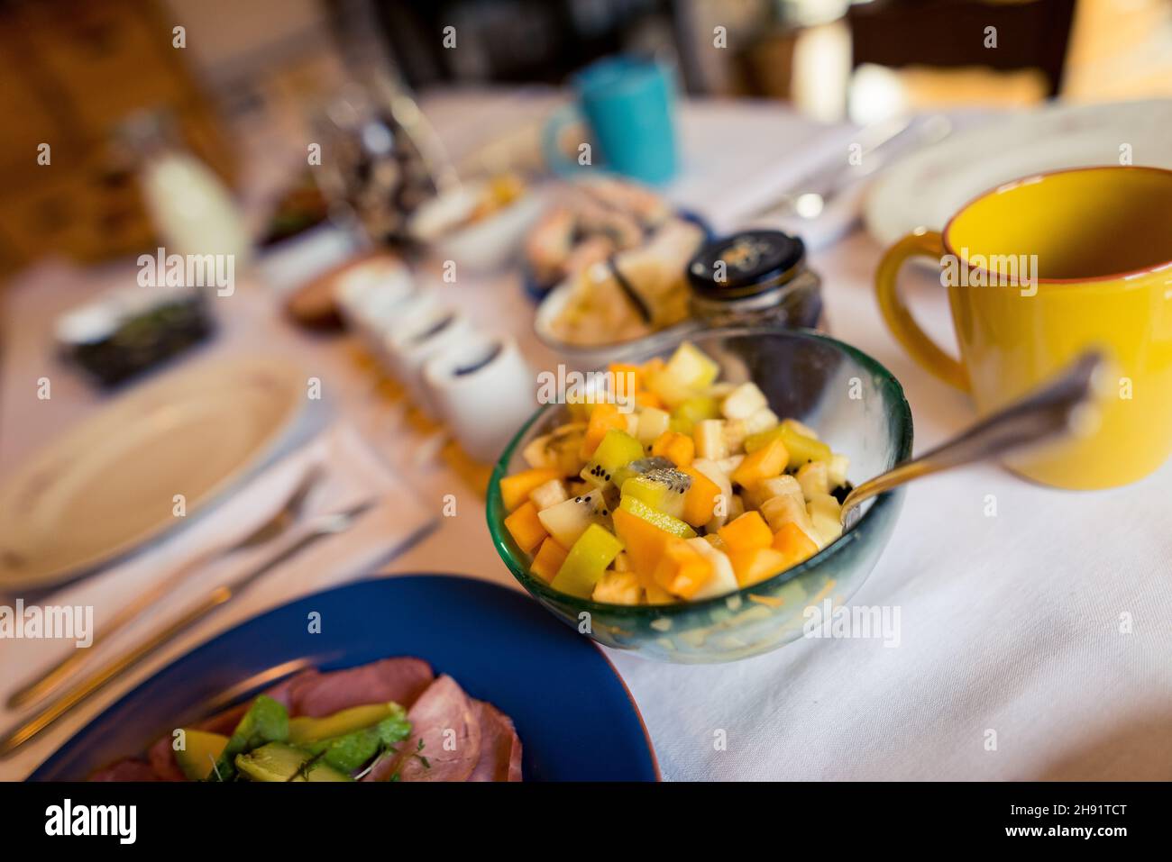 Mesa bien puesta con comida orgánica casera y golosinas para el desayuno-almuerzo del domingo en la sala de estar en casa Foto de stock